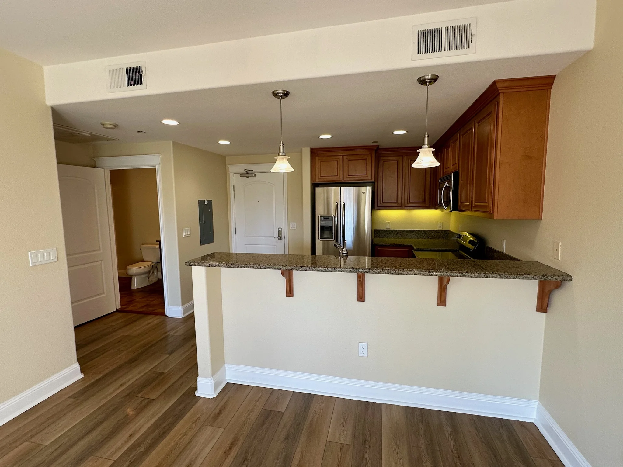 Open kitchen layout in luxury 1-bedroom Gilroy apartment